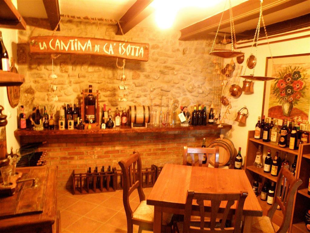 Agriturismo Ca' Isotta Castello di Serravalle Bagian luar foto